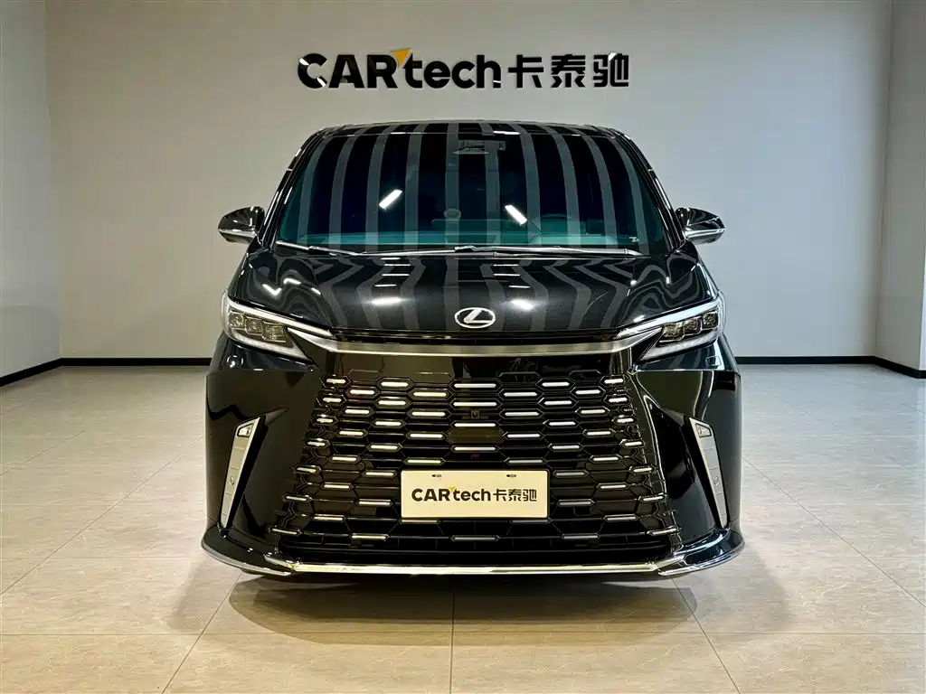 LEXUS  LM