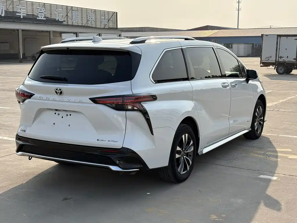Toyota Granvia — миниатюра 6