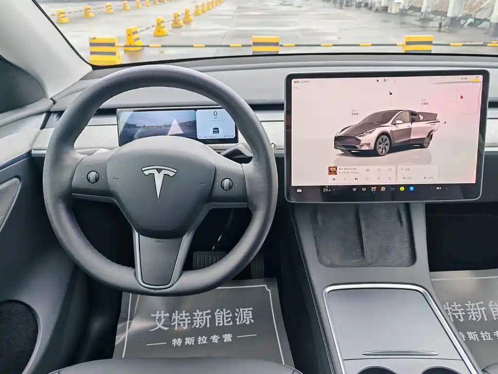 Tesla Model Y — миниатюра 9