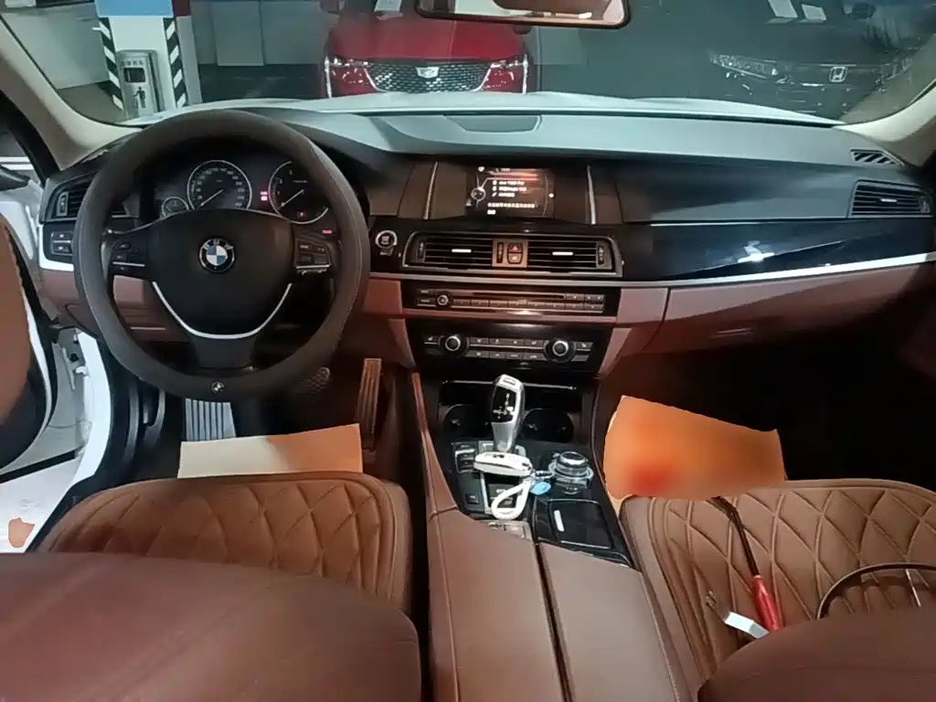 BMW 5 Series — миниатюра 10