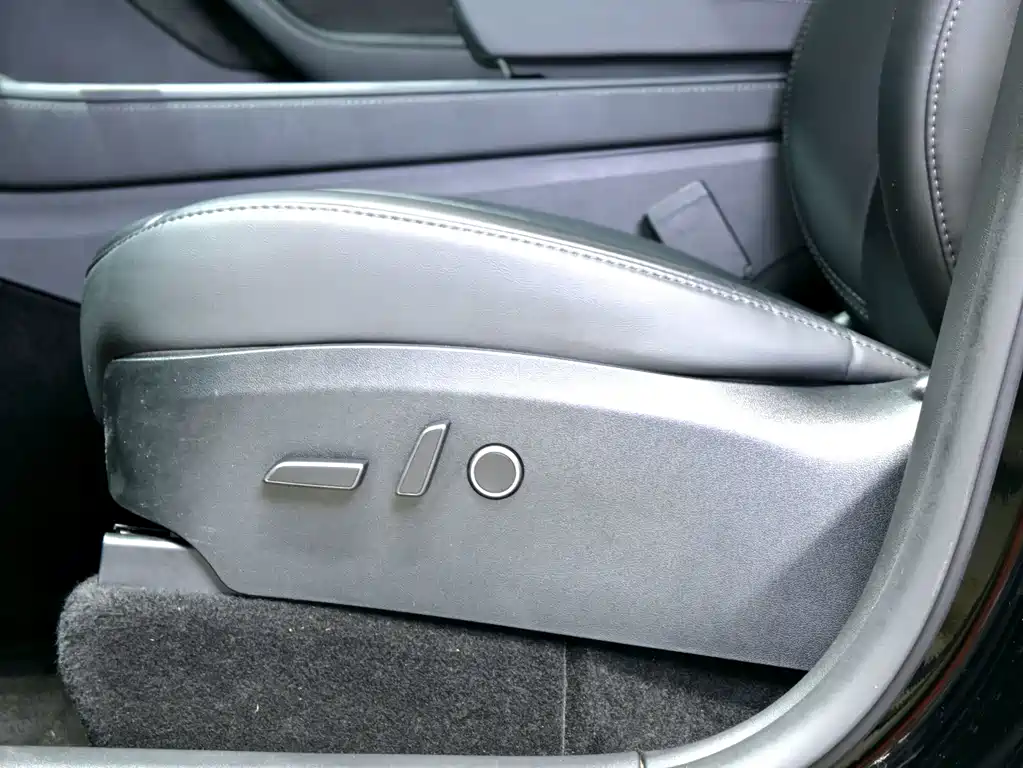 Tesla Model Y — миниатюра 8