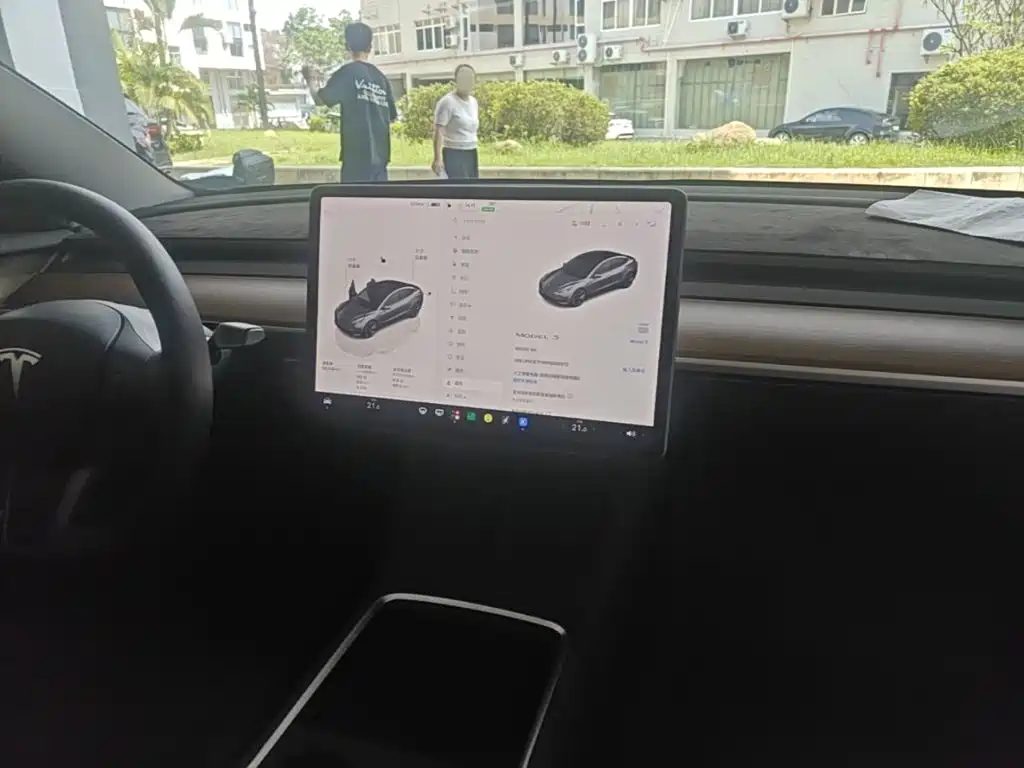 Tesla Model 3 — миниатюра 10