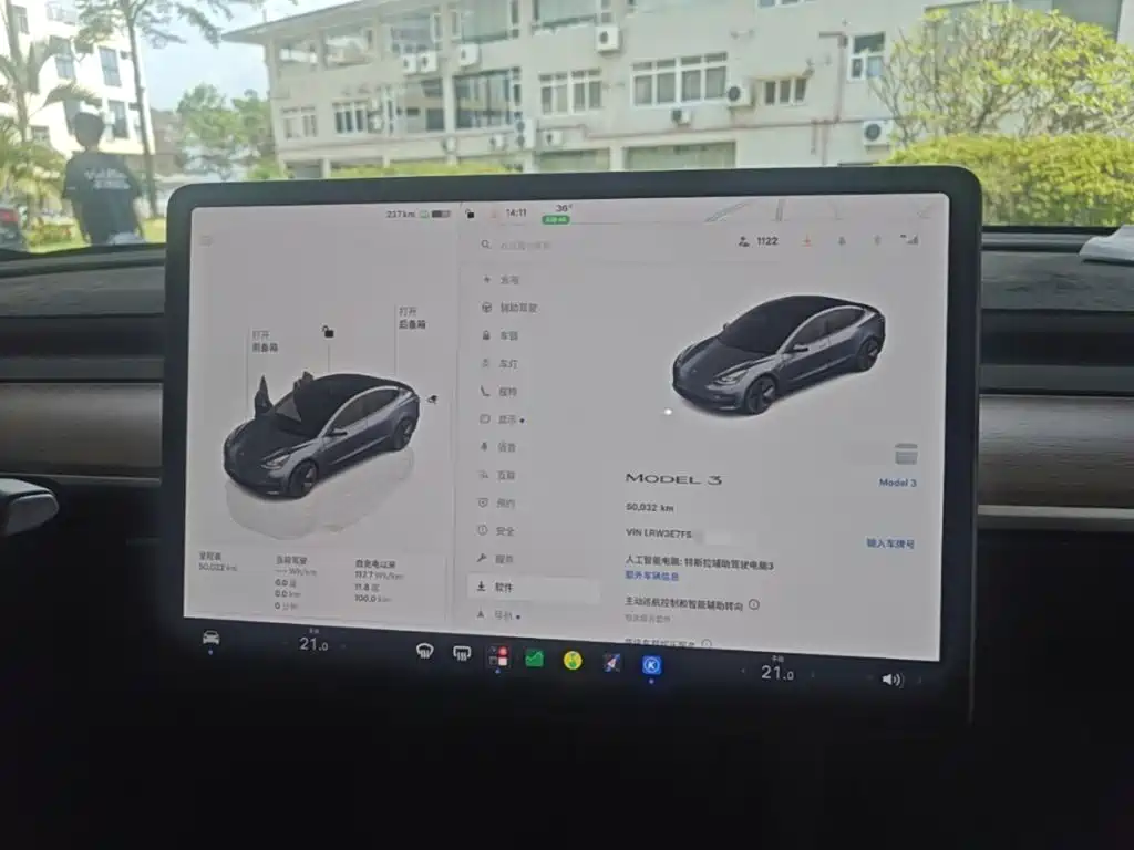Tesla Model 3 — миниатюра 12
