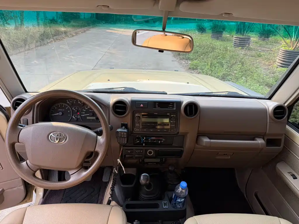 Toyota Land Cruiser LC76 2015 4.0L MT