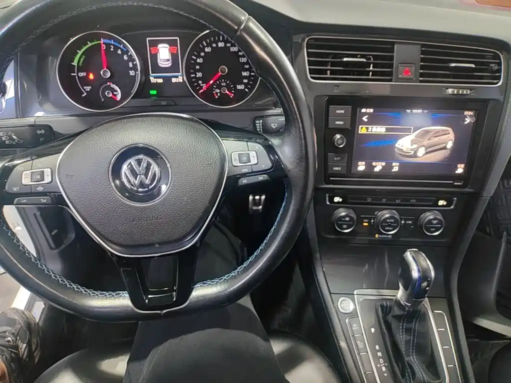 Volkswagen Golf EV — миниатюра 10