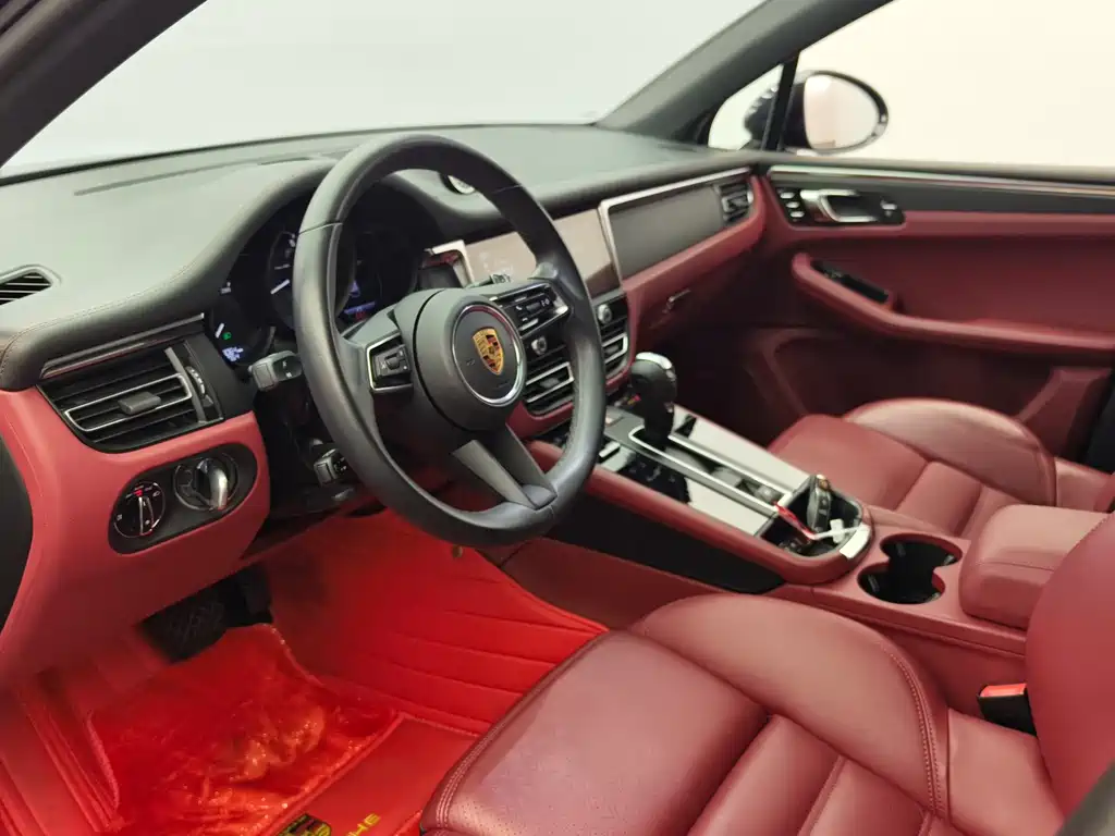 PORSCHE MACAN