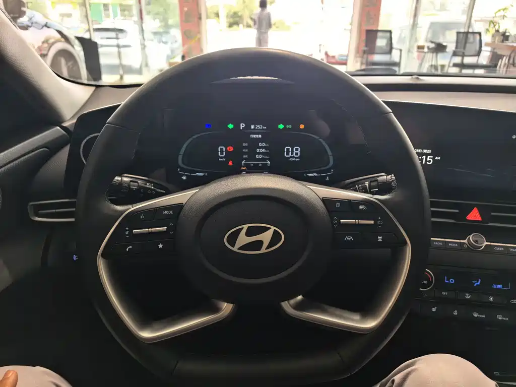 Hyundai Elantra — миниатюра 8