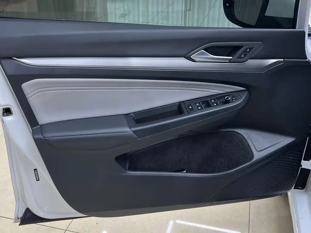 Volkswagen Golf 2025 300TSI Pro