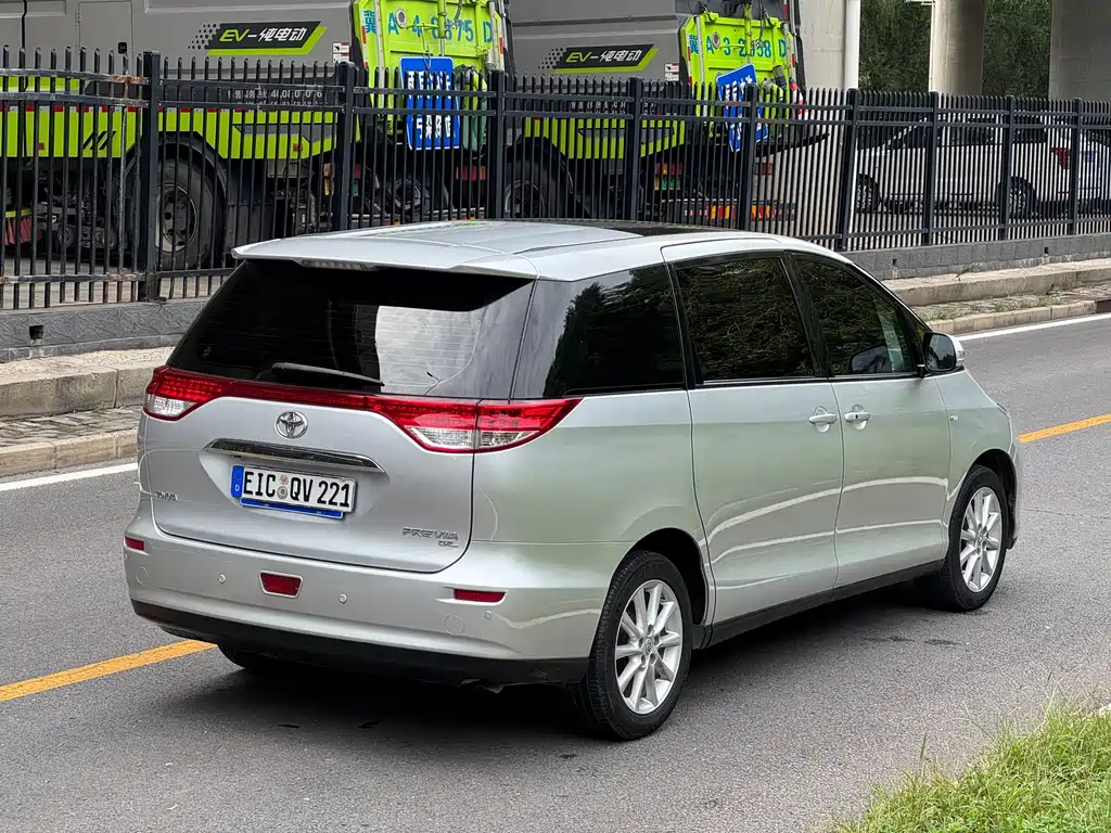 Toyota Previa — миниатюра 3