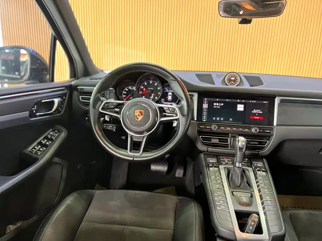 PORSCHE MACAN