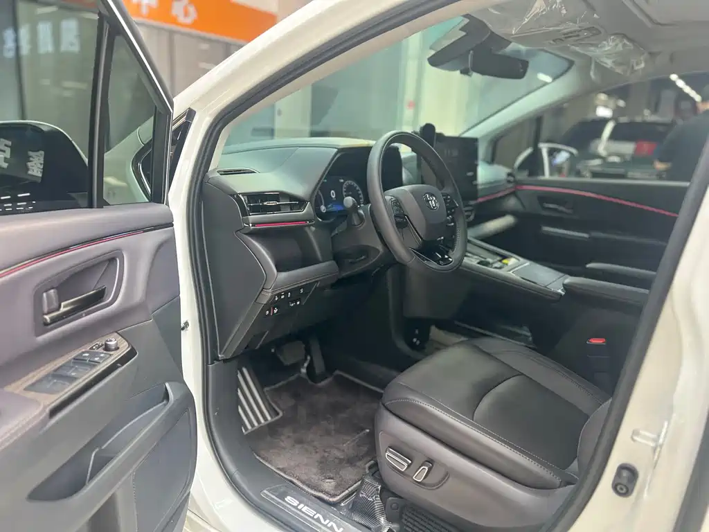 Toyota Sienna — миниатюра 5
