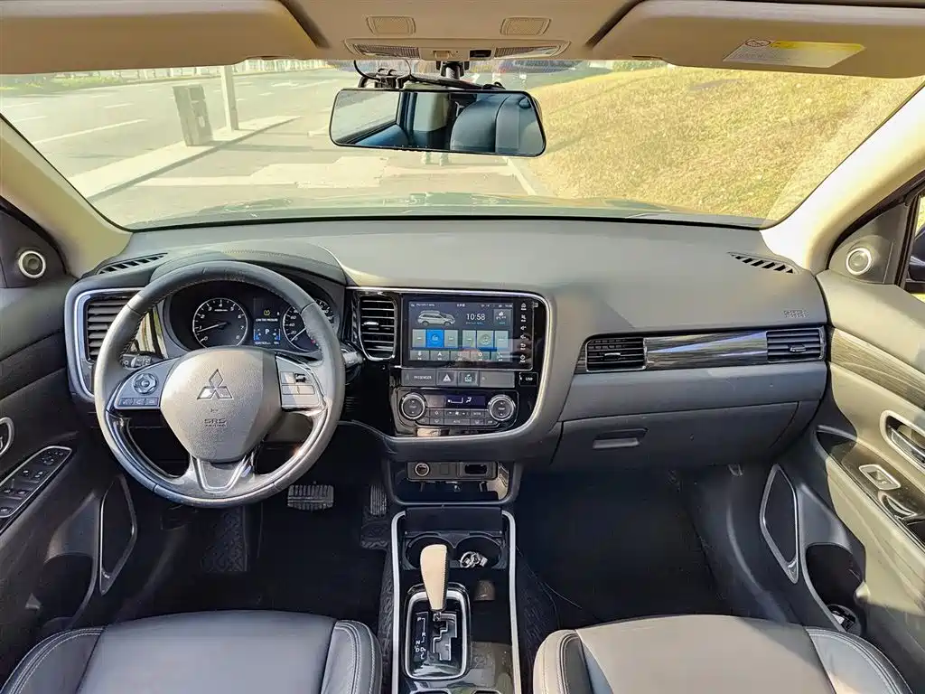 MITSUBISHI OUTLANDER