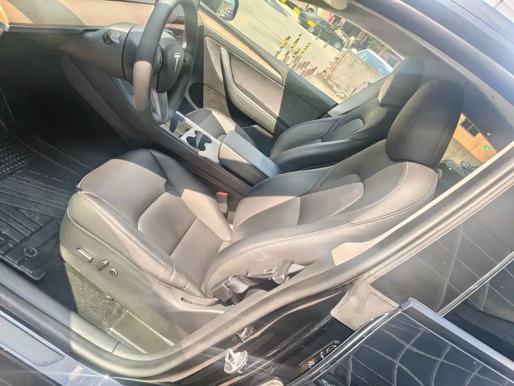 Tesla Model Y — миниатюра 9