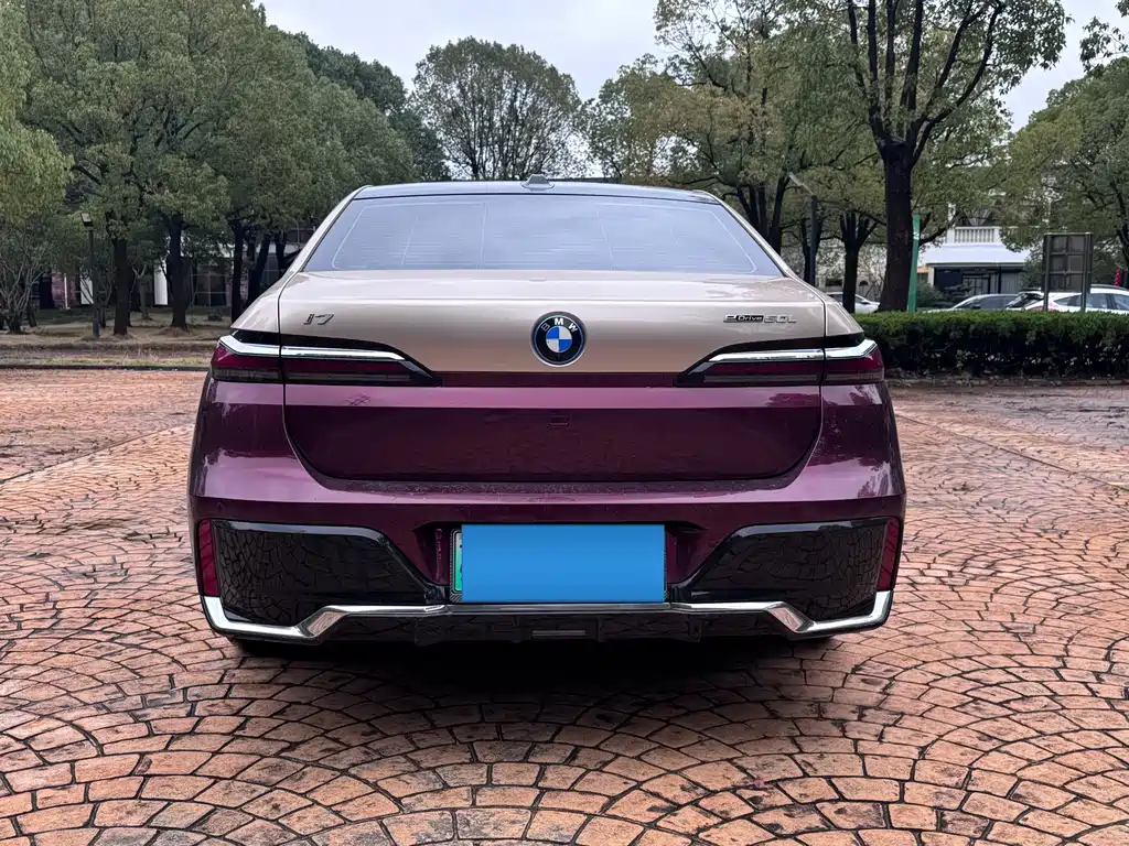 BMW I7