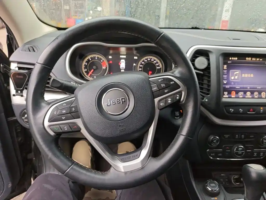 Jeep Cherokee — миниатюра 11