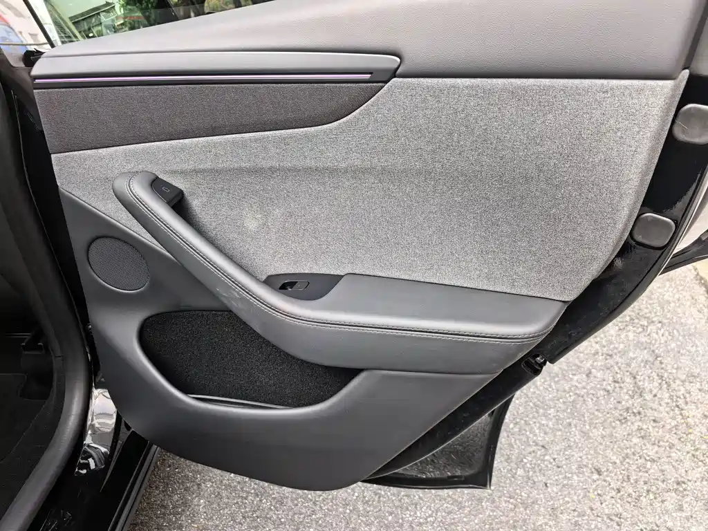 Tesla Model Y — миниатюра 14