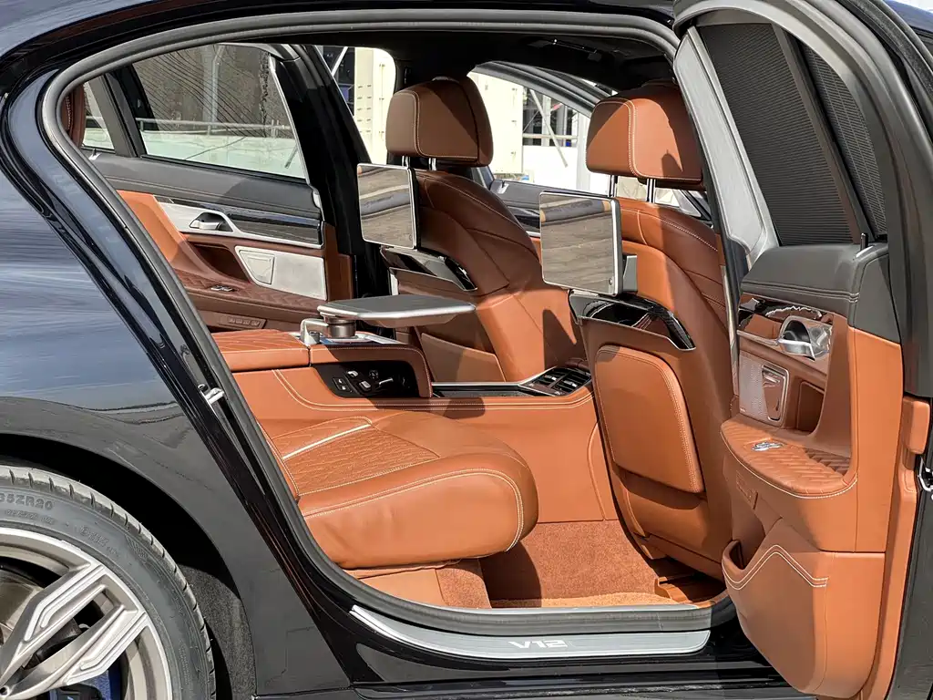 BMW 7 Series — миниатюра 8
