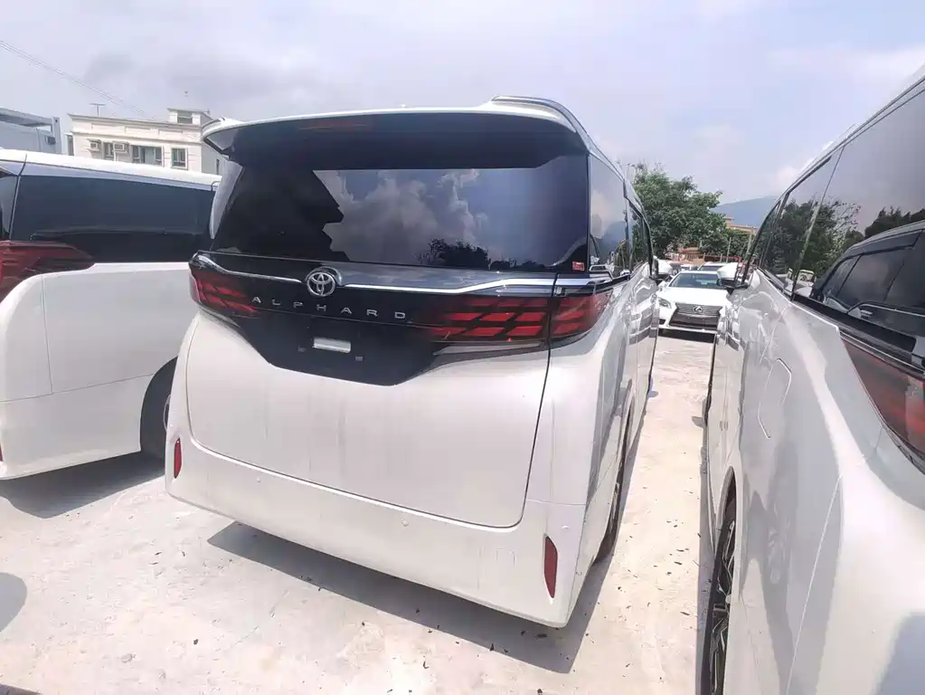 Toyota Alphard — миниатюра 5