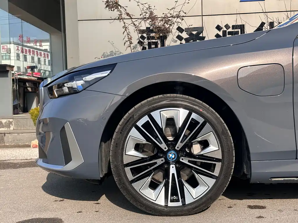 BMW I5