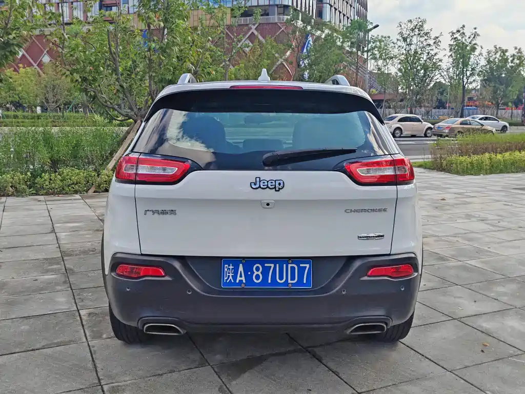 Jeep Cherokee — миниатюра 5