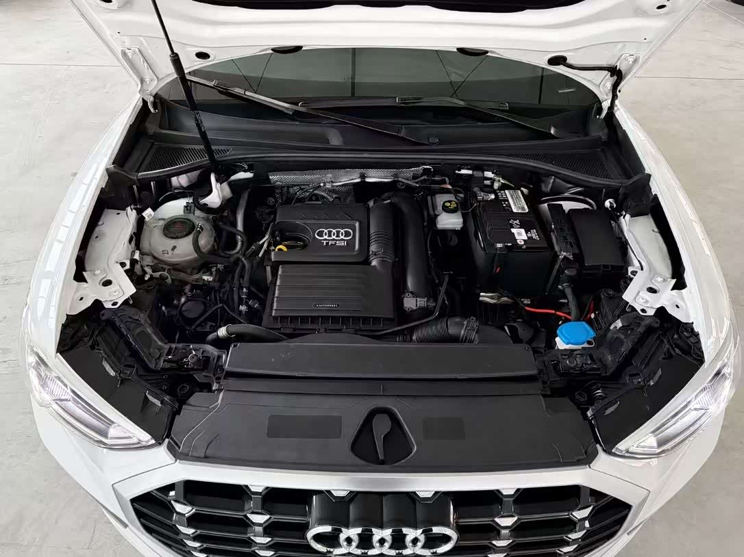 Audi Q3 1.4 л 2023 г. Белый, пробег 46000 км