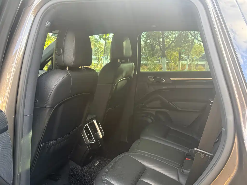 Porsche Cayenne — миниатюра 7