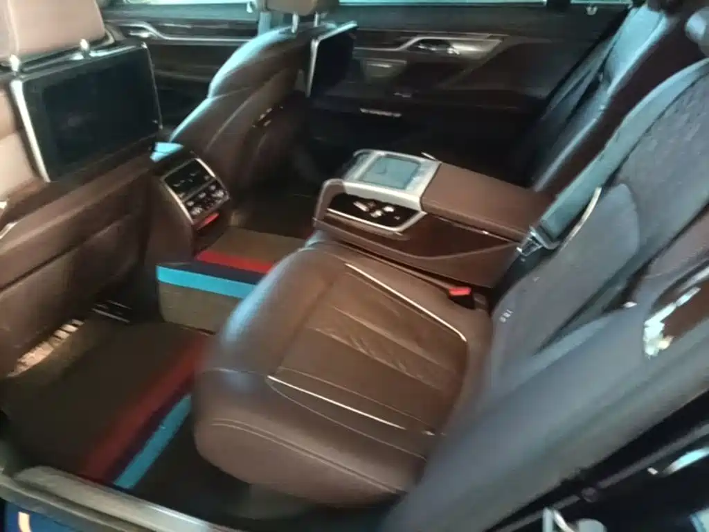 BMW 7 Series — миниатюра 17