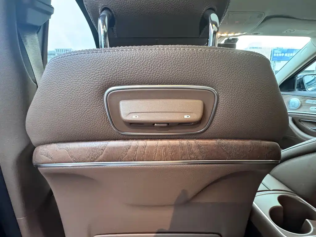 Mercedes-Benz E-Class — миниатюра 8