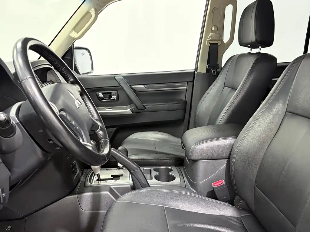 Mitsubishi Pajero (Import) — миниатюра 7