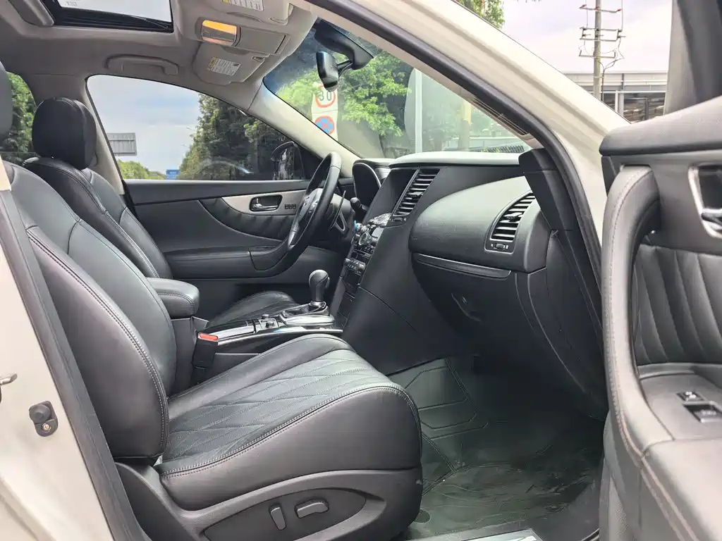 Infiniti QX70 2013 3.7L Standard
