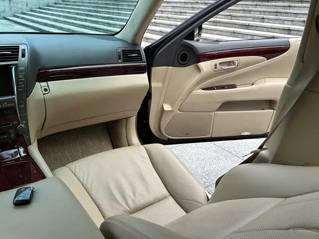 Lexus LS — миниатюра 26