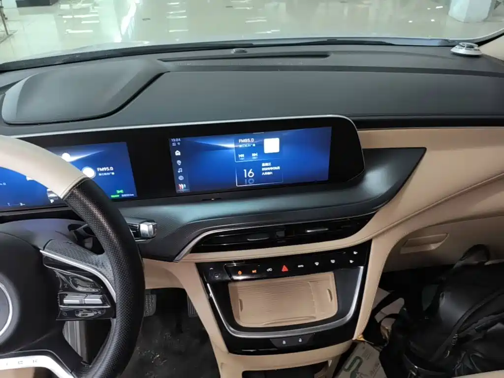 Buick GL8 Hybrid — миниатюра 10