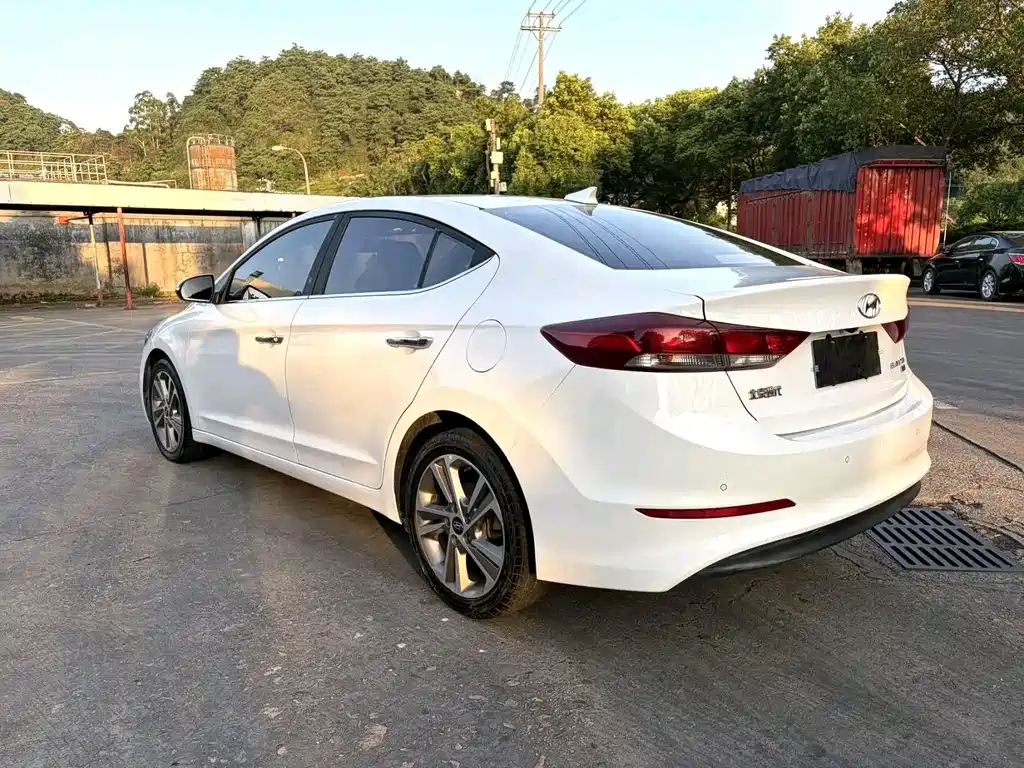 Hyundai Elantra — миниатюра 7