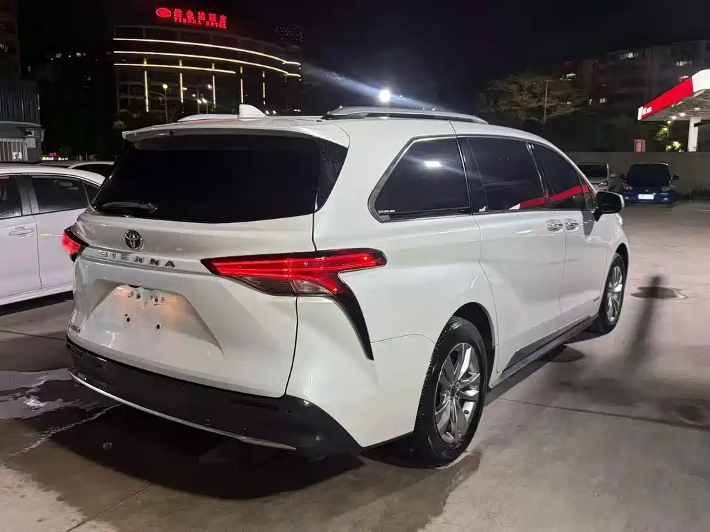 Toyota Sienna — миниатюра 3