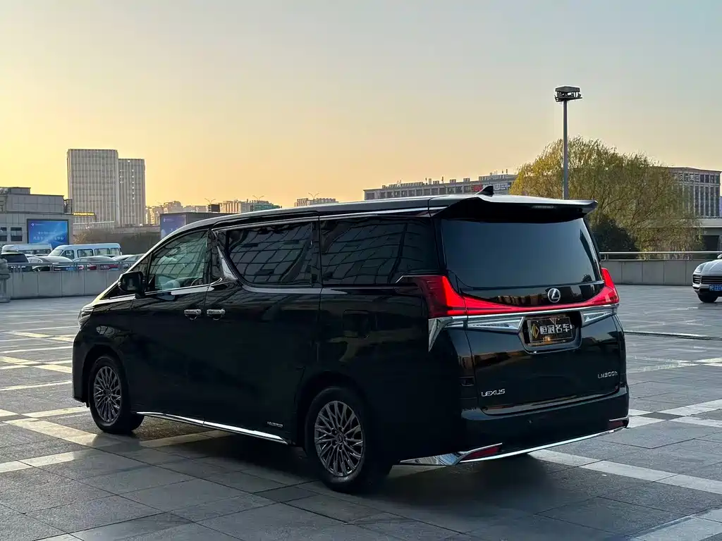 LEXUS LM