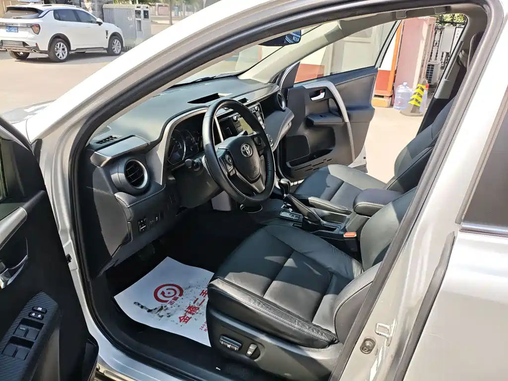 Toyota RAV4 — миниатюра 7