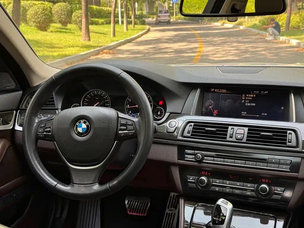 BMW 5 Series — миниатюра 24