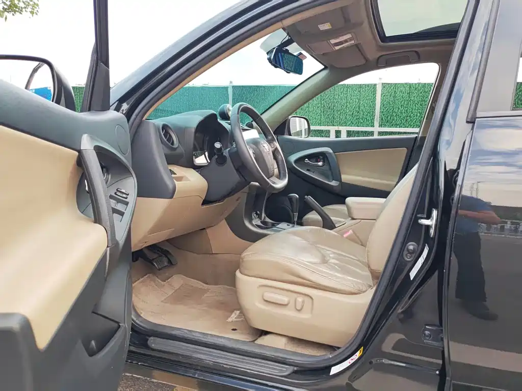 Toyota RAV4 — миниатюра 8