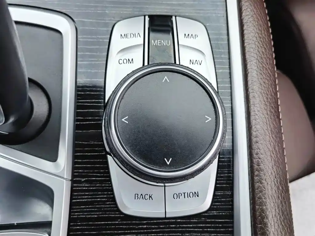 BMW 7 Series — миниатюра 24