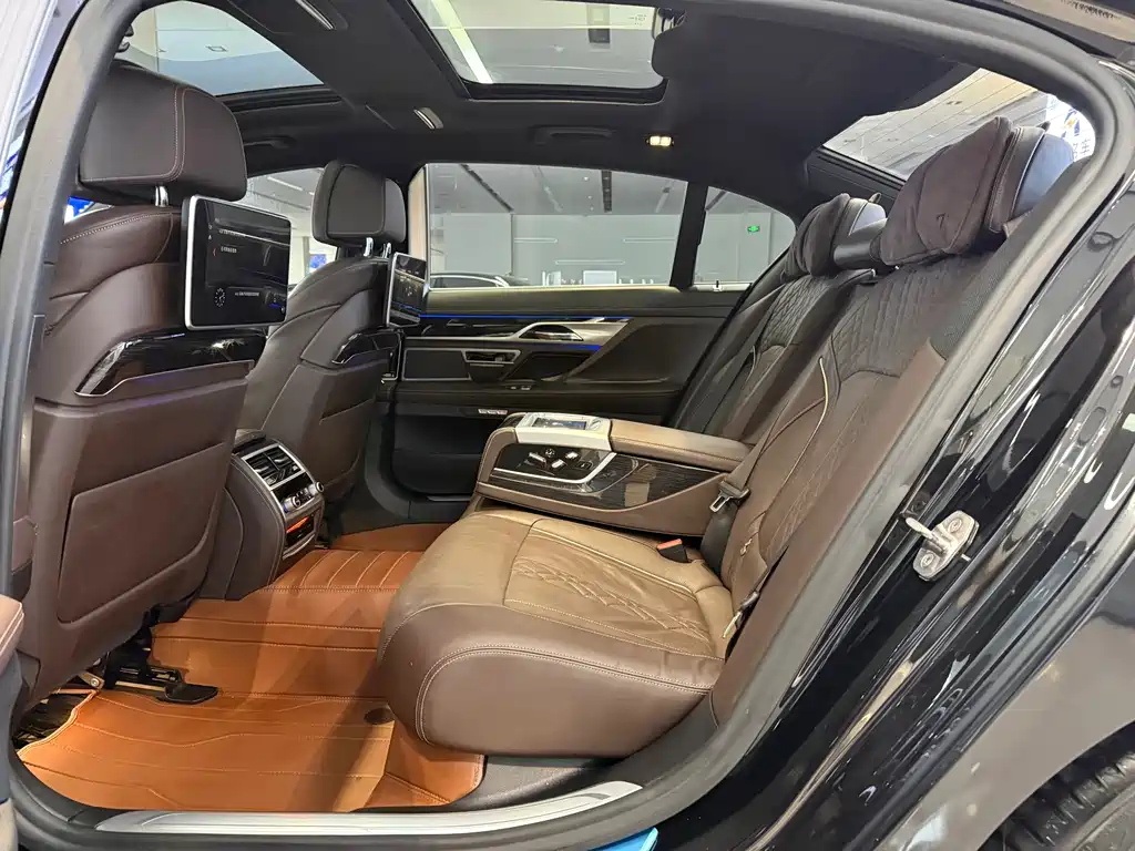 BMW 7 Series — миниатюра 11