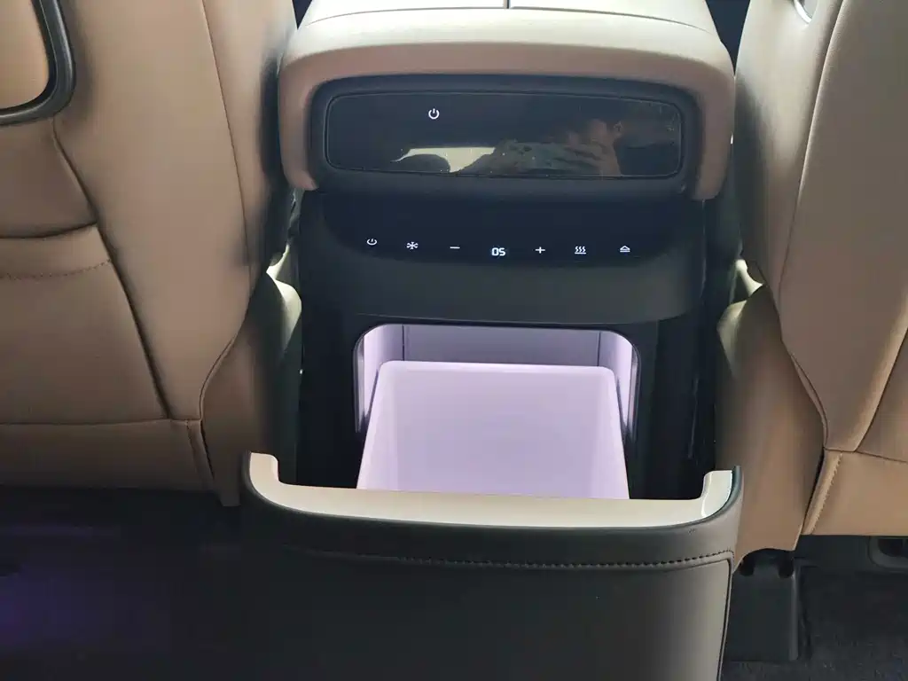 XPeng X9 — миниатюра 10