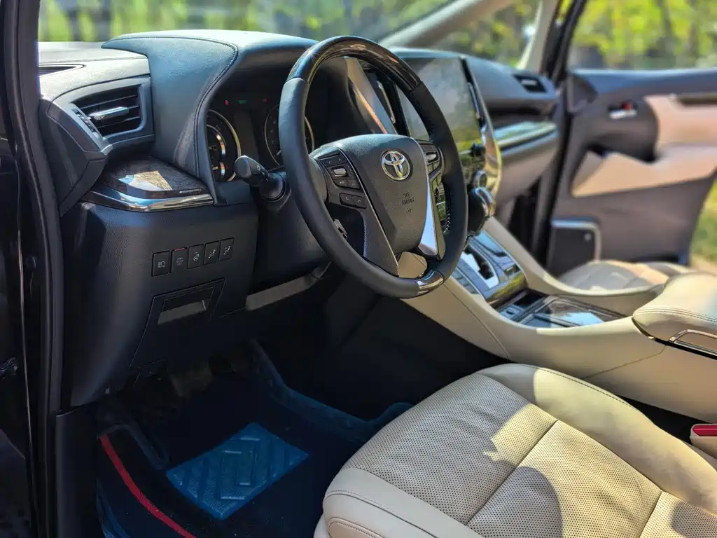 Toyota Vellfire — миниатюра 8