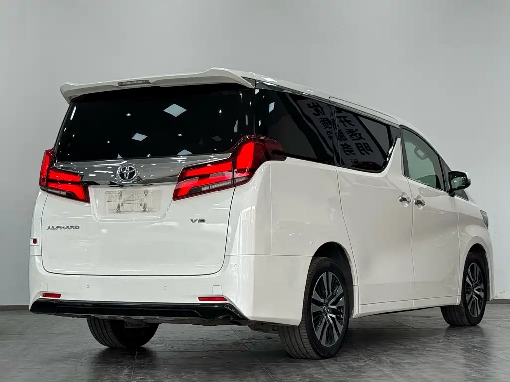 Toyota Alphard — миниатюра 9