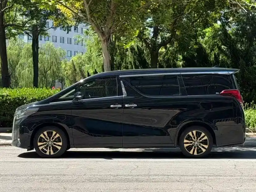 Toyota Alphard — миниатюра 5
