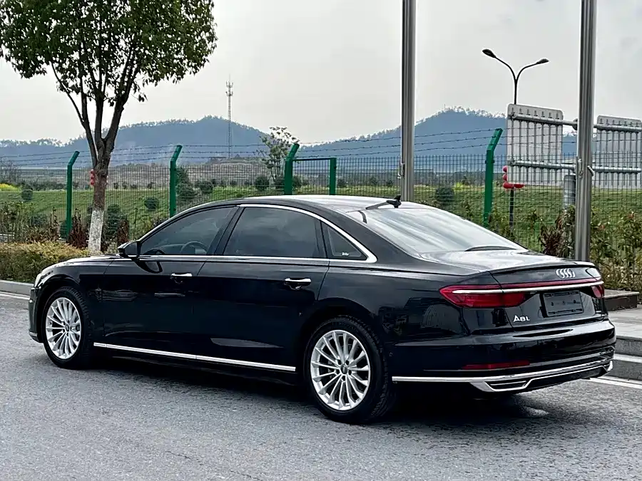 AUDI A8