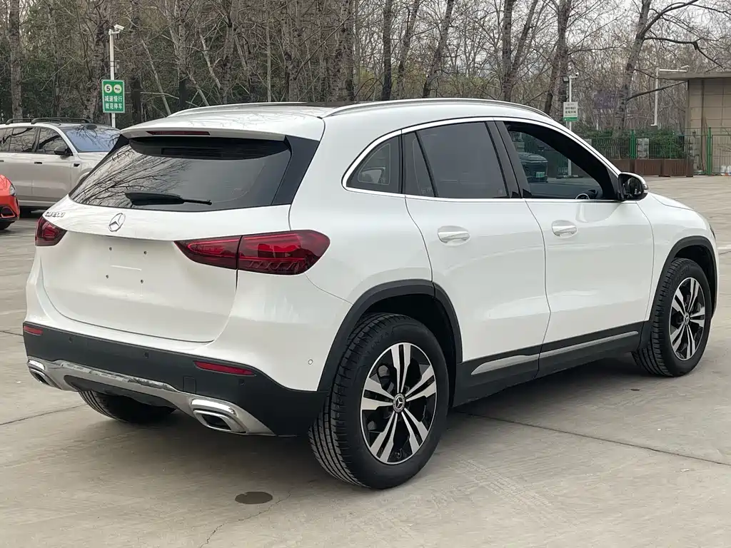 MERCEDES-BENZ GLA
