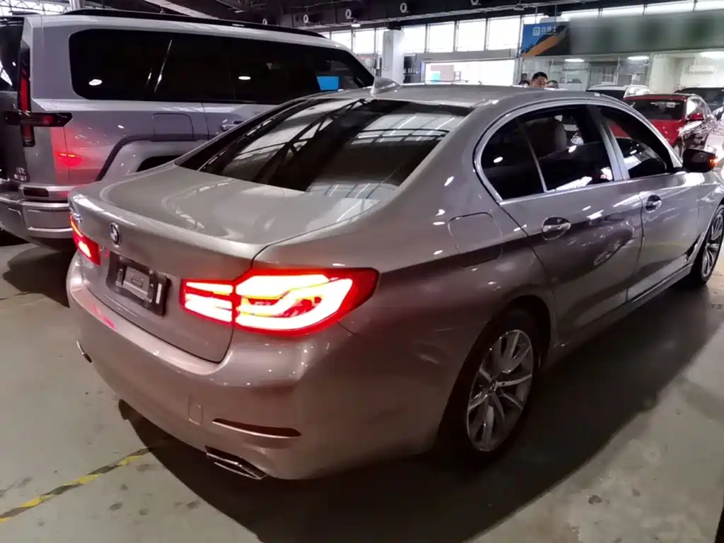 BMW 5 Series — миниатюра 7