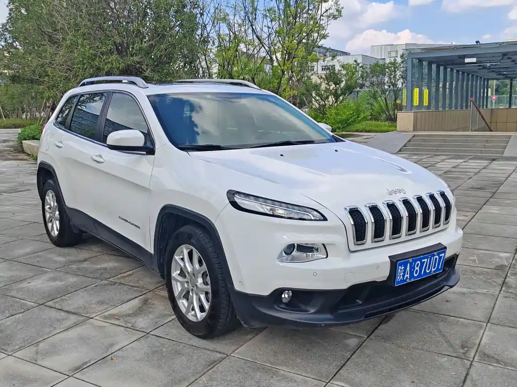 Jeep Cherokee — миниатюра 3