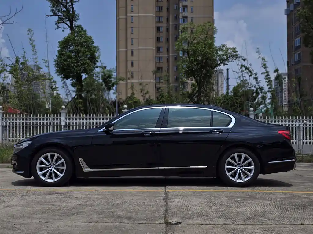 BMW 7 Series — миниатюра 4