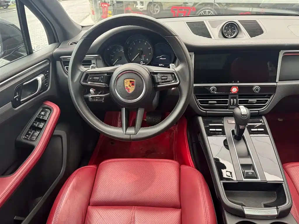 PORSCHE MACAN
